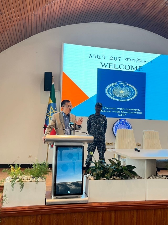 圖為駐埃塞使館首席館員申欽民公參致辭。亞的斯亞貝巴大學(xué)孔子學(xué)院供圖