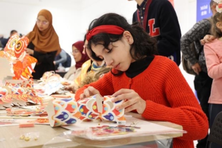 參與者在制作元宵彩燈。拉巴特中國(guó)文化中心供圖