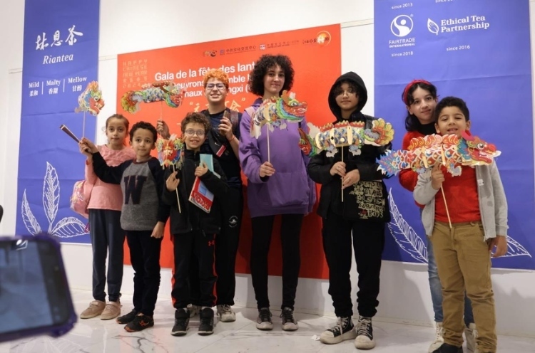 孩子們拿著元宵彩燈合影。拉巴特中國(guó)文化中心供圖
