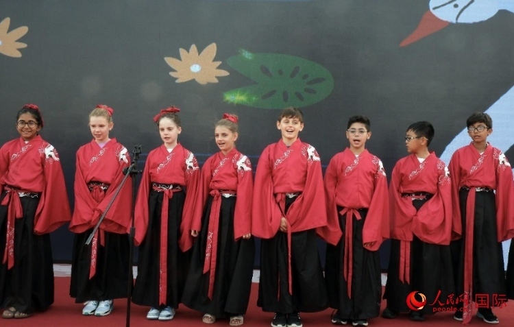 來自世界各地的小朋友一同誦讀中國古詩。人民網(wǎng) 滕婧含攝