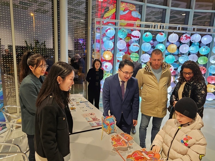 匈牙利小朋友猜燈謎。翟朝暉攝