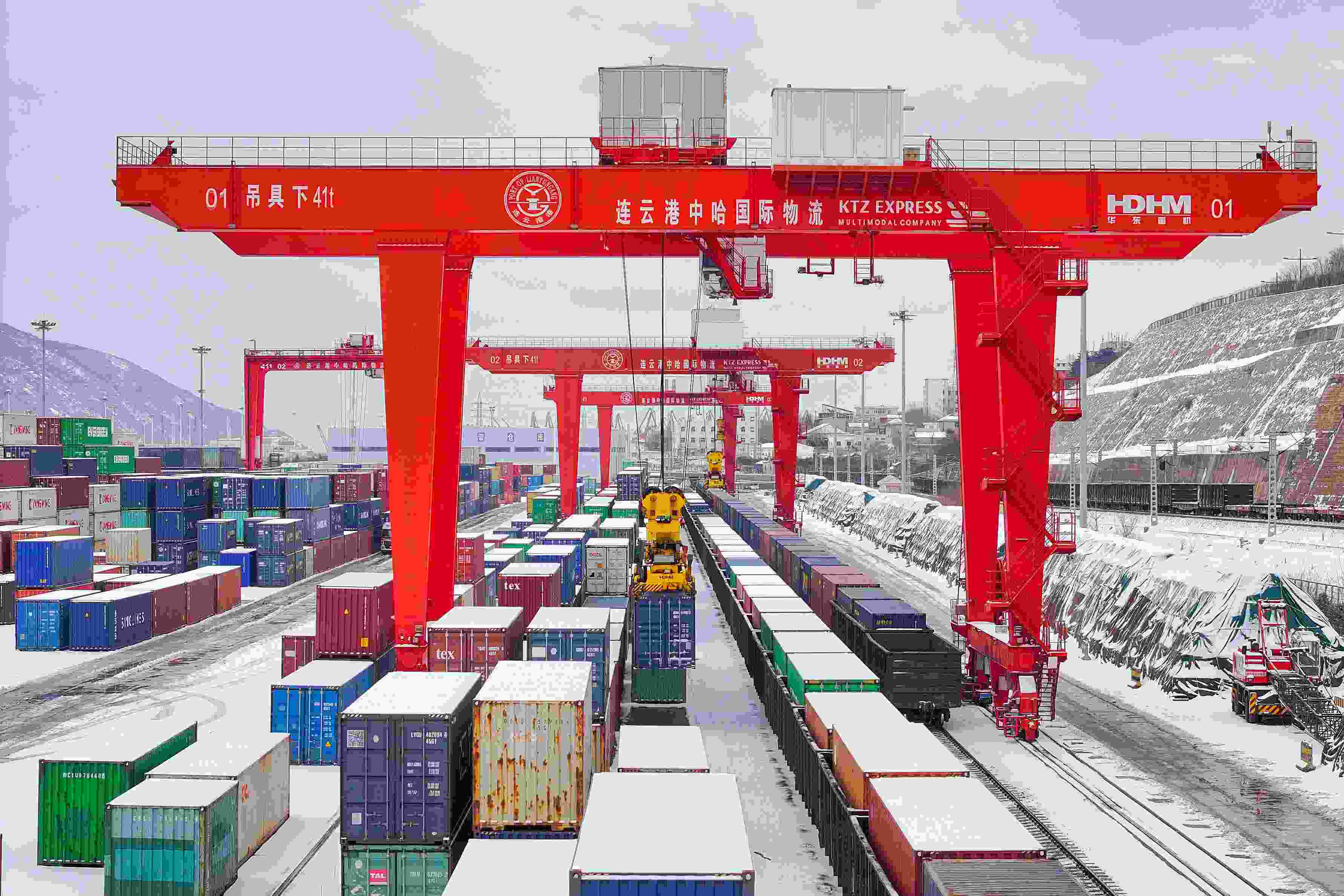 2024年2月22日，江蘇省連云港市中哈連云港物流合作基地，大型機(jī)械正在吊裝集裝箱。