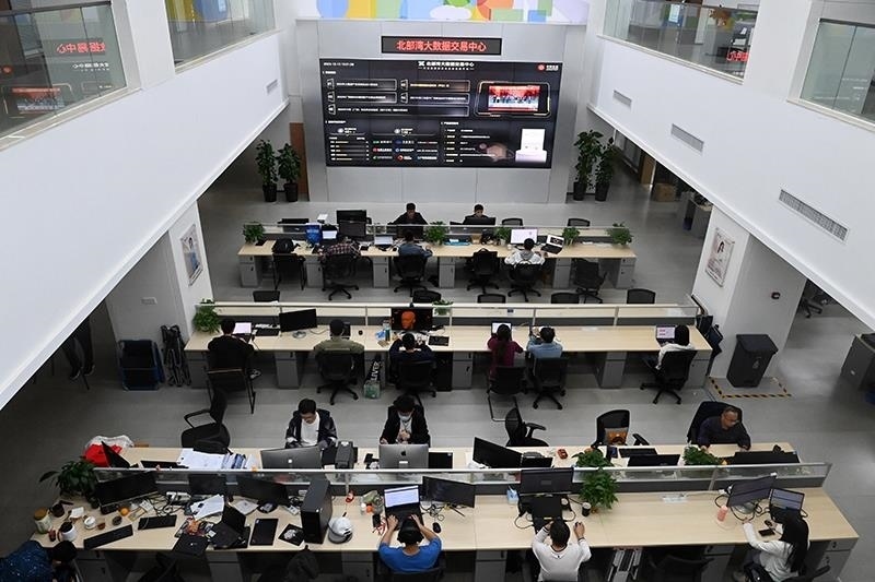 2023年12月12日，中國－東盟信息港股份有限公司員工在工作中。