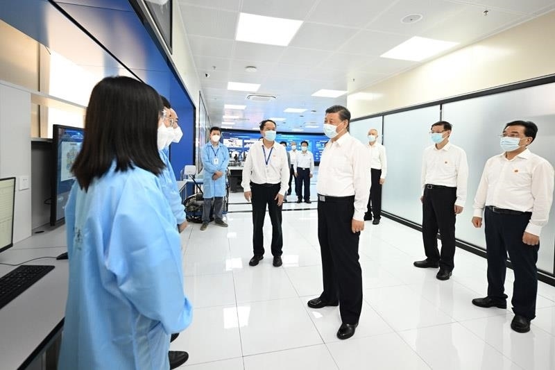 2023年7月6日，習(xí)近平總書記在江蘇南京市考察紫金山實(shí)驗(yàn)室時(shí)，同科研人員親切交流。