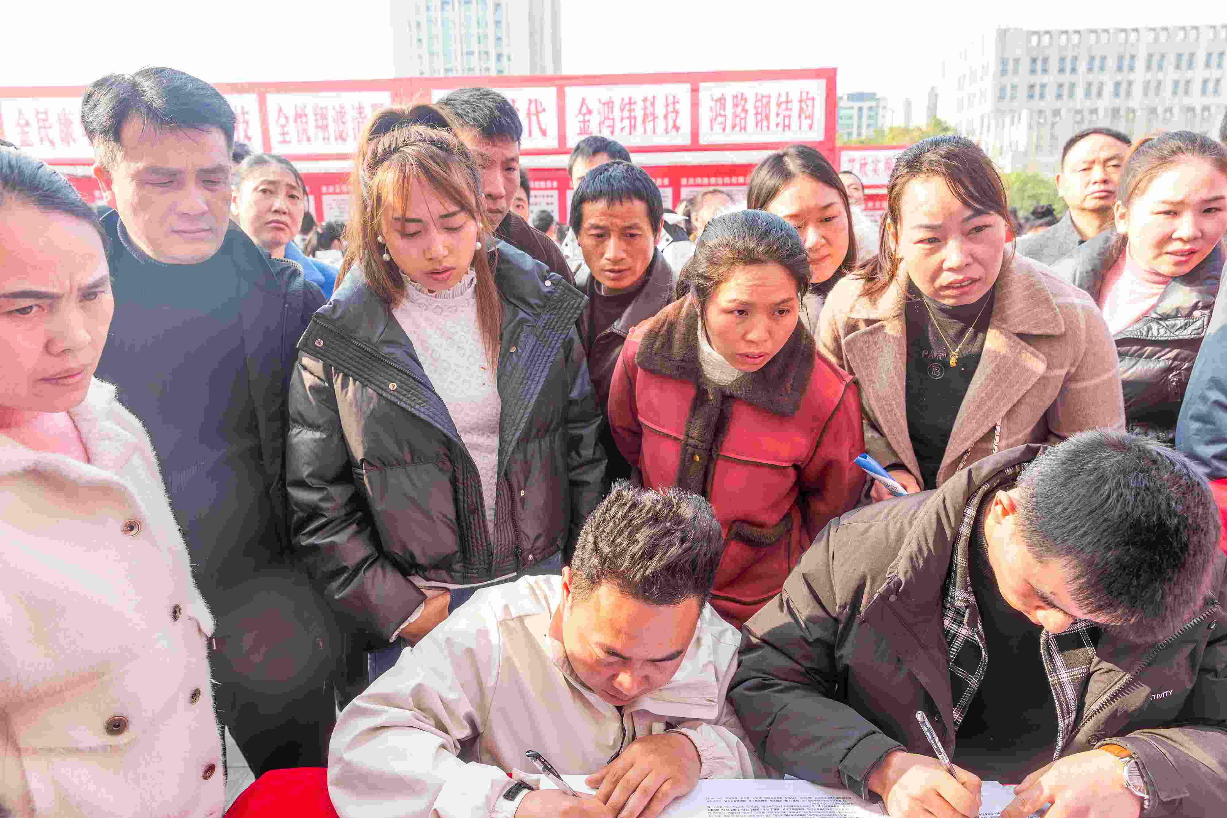 △ 2024年2月19日，重慶市南川區(qū)舉辦2024“春風行動”招聘會，為企業(yè)和求職者牽線搭橋，助力務工人員返崗就業(yè)、企業(yè)復產復工。