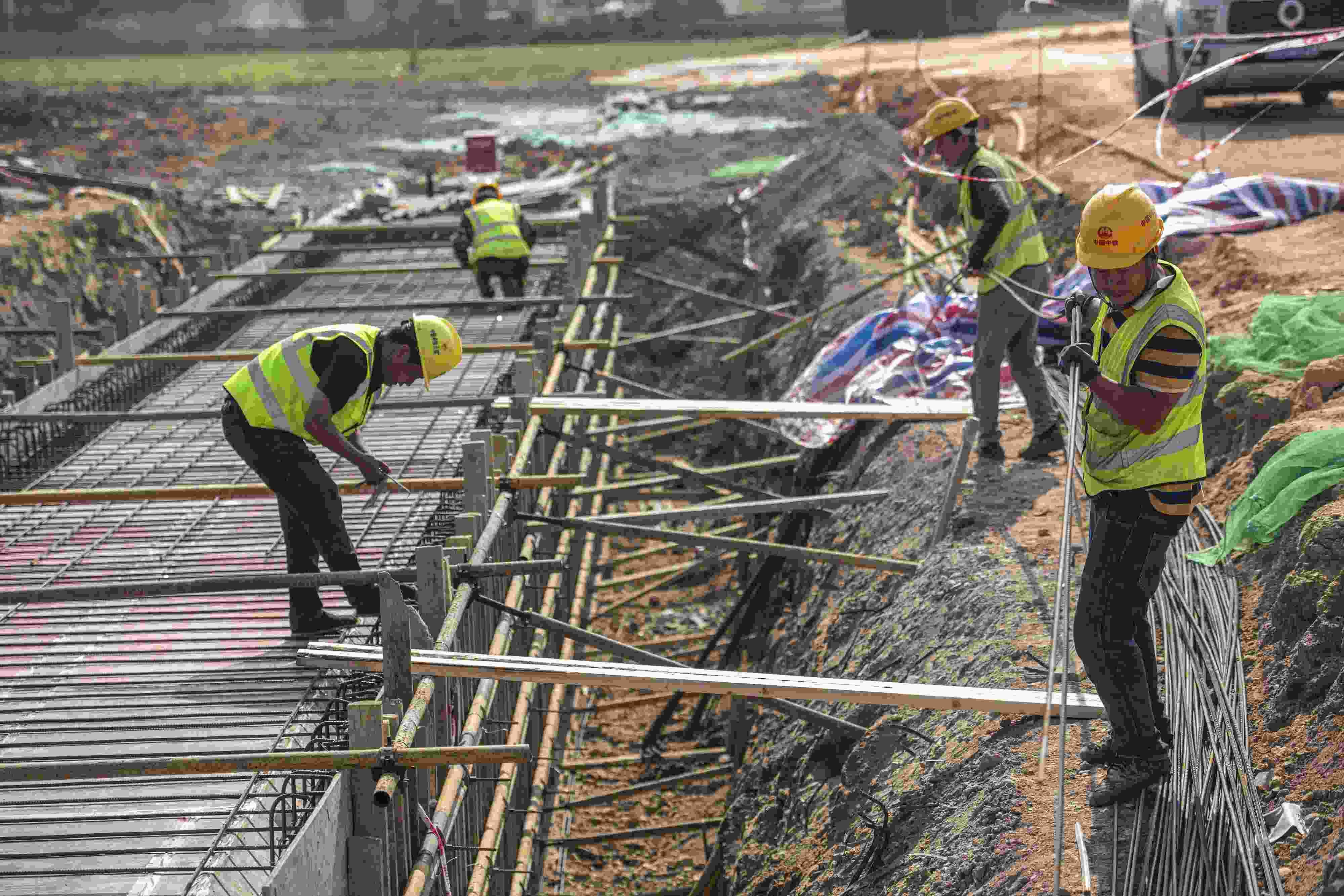 △ 2024年2月20日，海南省瓊海市，工程機械在博鰲樂城國際醫(yī)療旅游先行區(qū)康健路上加緊施工。