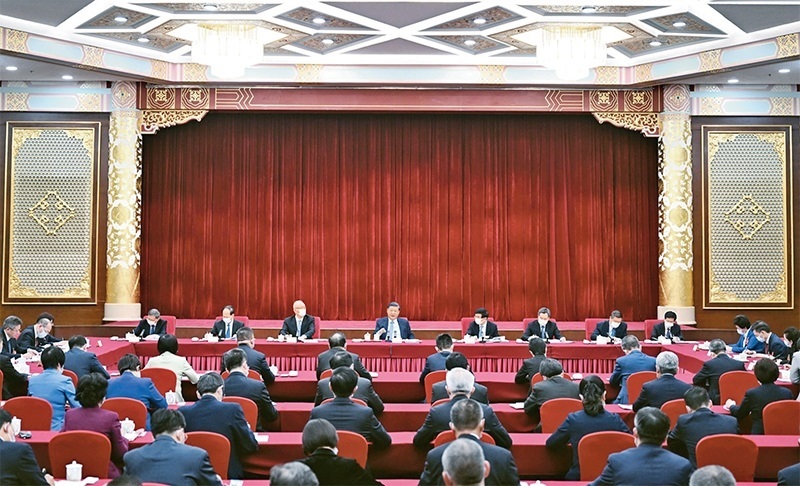 2023年3月6日，中共中央總書記、國家主席、中央軍委主席習(xí)近平看望參加全國政協(xié)十四屆一次會議的民建、工商聯(lián)界委員，并參加聯(lián)組會，聽取意見和建議。中共中央政治局常委、全國政協(xié)十四屆一次會議主席團(tuán)會議主持人王滬寧，中共中央政治局常委蔡奇、丁薛祥參加看望和討論。 新華社記者 謝環(huán)馳/攝