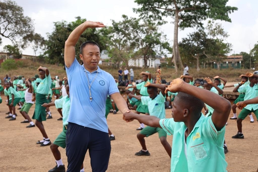 2月20日，在塞拉利昂首都弗里敦，來自塞拉利昂大學(xué)孔子學(xué)院的武術(shù)教師劉偉在為當(dāng)?shù)貙W(xué)生上武術(shù)課。