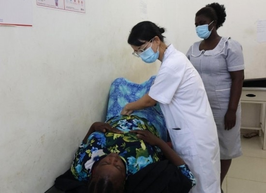 2023年2月27日，在塞拉利昂首都弗里敦，一名中國醫(yī)療隊的醫(yī)生正在為患者檢查身體。