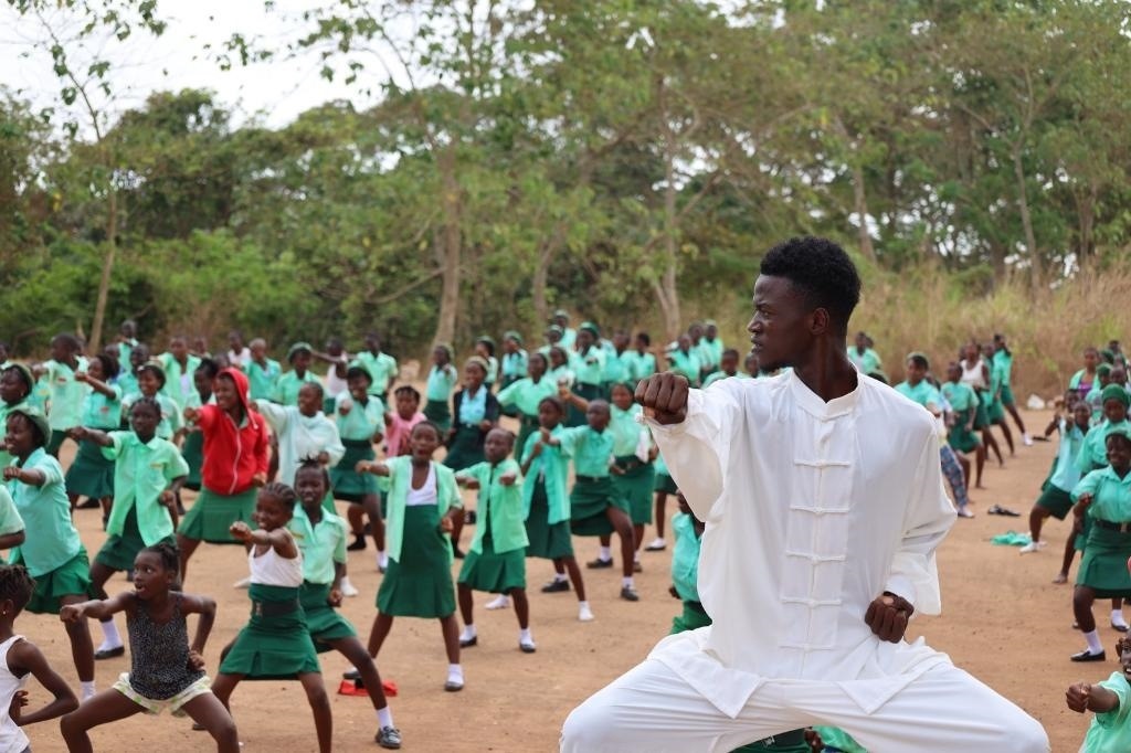 2月20日，在塞拉利昂首都弗里敦，當(dāng)?shù)貙W(xué)生在上武術(shù)課。