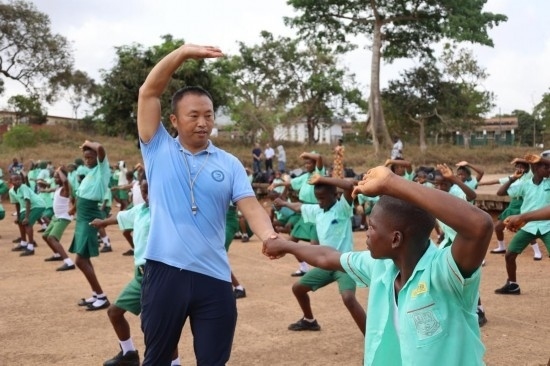 2月20日，在塞拉利昂首都弗里敦，來自塞拉利昂大學孔子學院的武術教師劉偉在為當?shù)貙W生上武術課。