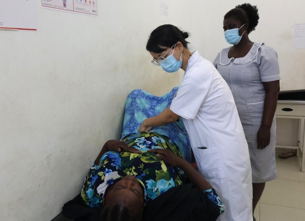 2023年2月27日，在塞拉利昂首都弗里敦，一名中國醫(yī)療隊(duì)的醫(yī)生正在為患者檢查身體。