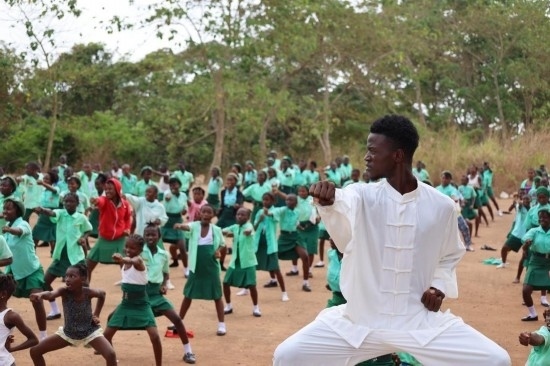 2月20日，在塞拉利昂首都弗里敦，當?shù)貙W生在上武術課。