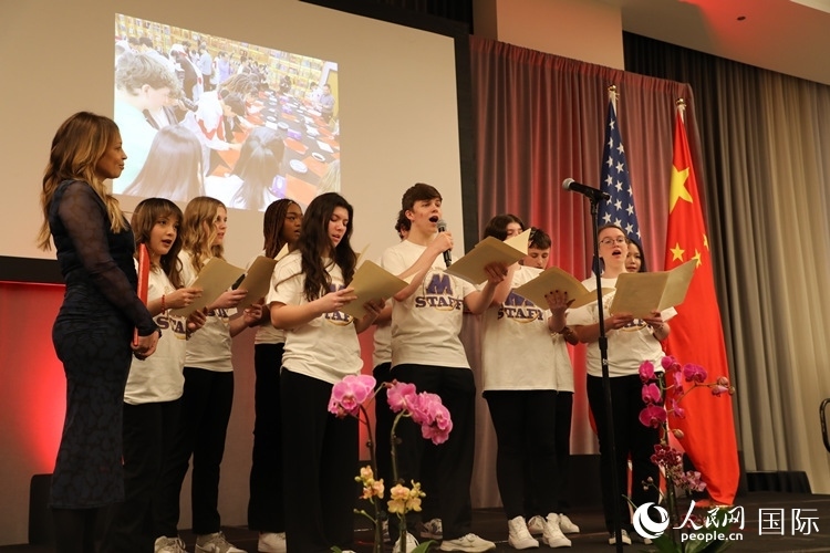 馬斯卡廷中學(xué)的學(xué)生們還深情演唱了表現(xiàn)中美兩國(guó)人民友誼的歌曲《情緣留住永恒的記憶》。 人民網(wǎng)記者 李志偉攝