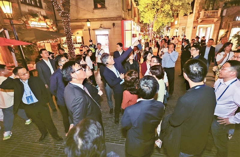 2023年4月18日，全國無黨派人士考察團(tuán)來到位于上海市黃浦區(qū)的上海新天地開放式街區(qū)考察夜經(jīng)濟(jì)。 新華社記者 王翔/攝