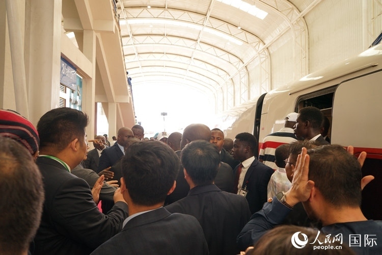 人們爭(zhēng)相前往紅線試乘。人民網(wǎng)記者 姜宣攝