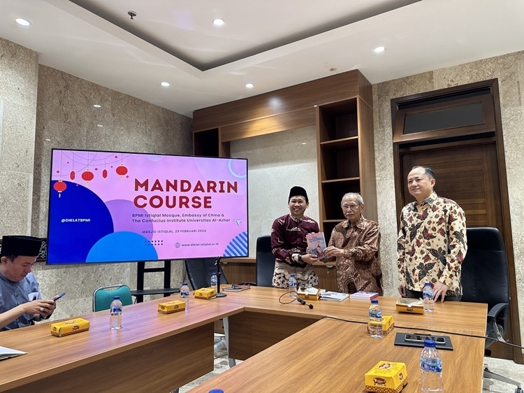 阿拉扎大學孔子學院向獨立清真寺贈書。阿拉扎大學孔子學院供圖