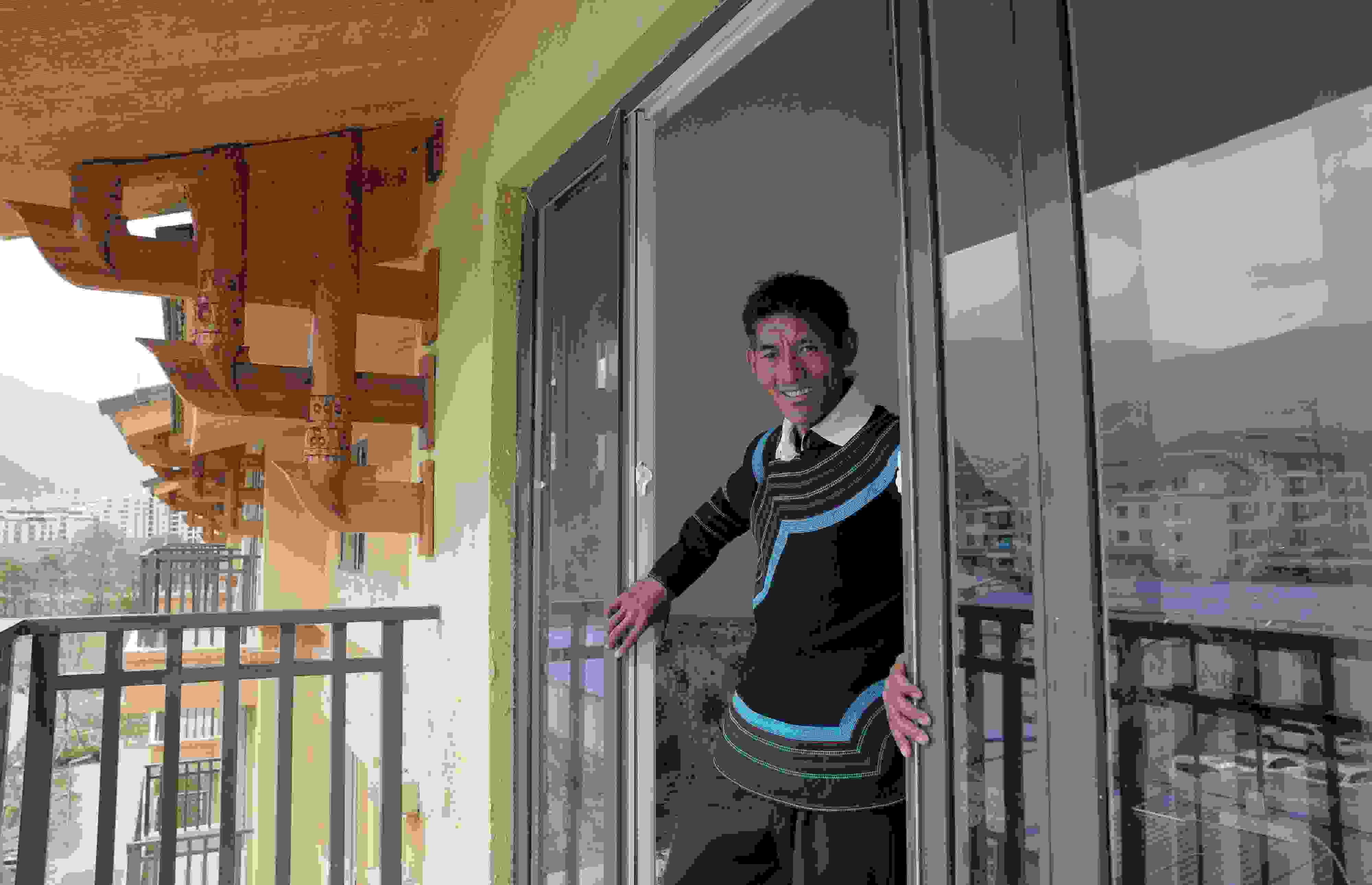 2020年5月14日，四川涼山彝族自治州昭覺縣，“懸崖村”村民某色伍哈入住新房。