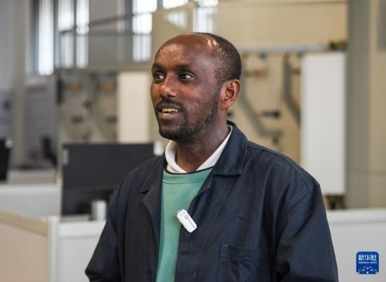 2月15日，在亞的斯亞貝巴的埃塞俄比亞聯(lián)邦職業(yè)技術(shù)培訓(xùn)學(xué)院，魯班工坊當?shù)亟處熂s納斯·阿凱萊（中文名艾友涵）接受新華社采訪。