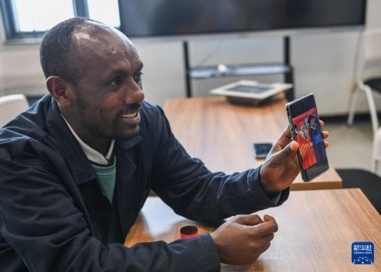 2月15日，在亞的斯亞貝巴的埃塞俄比亞聯(lián)邦職業(yè)技術(shù)培訓(xùn)學(xué)院，魯班工坊當?shù)亟處熂s納斯·阿凱萊（中文名艾友涵）展示在中國學(xué)習(xí)時的照片。