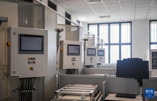 這是2月15日在亞的斯亞貝巴的埃塞俄比亞聯(lián)邦職業(yè)技術(shù)培訓(xùn)學(xué)院魯班工坊內(nèi)拍攝的機電一體化設(shè)備。