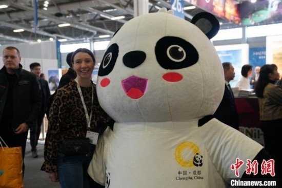3月5日，2024年柏林國際旅游交易會(huì)(ITB)在柏林會(huì)展中心拉開帷幕。以“你好！中國”為主題的中國展區(qū)當(dāng)日亮相展會(huì)。圖為觀眾與大熊貓人偶合影。中新社記者 馬秀秀 攝