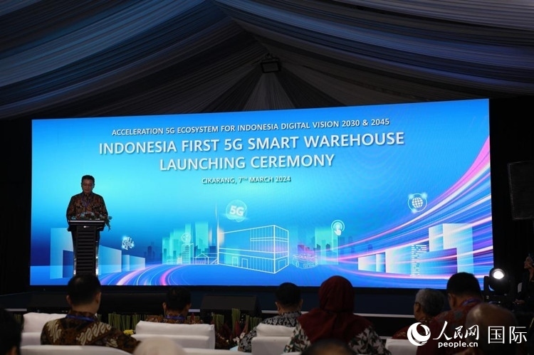 華為印尼CEO郭海龍在揭幕儀式發(fā)表講話。人民網(wǎng)記者 曹師韻攝