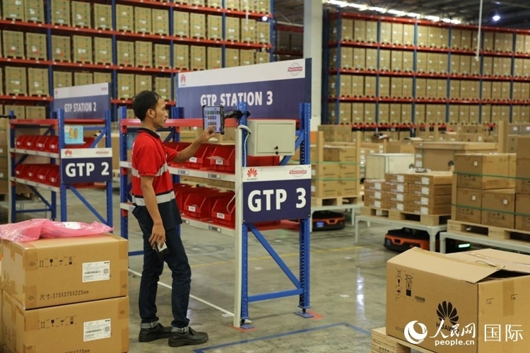 華為5G智能倉庫里，工作人員正在利用智能系統(tǒng)辦公。人民網(wǎng)記者 曹師韻攝