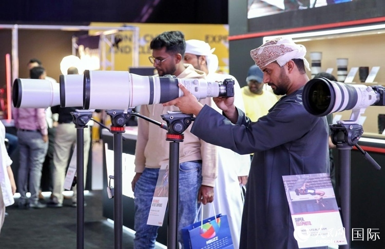 參觀者在體驗攝影設(shè)備。人民網(wǎng)塔里克·易卜拉欣攝