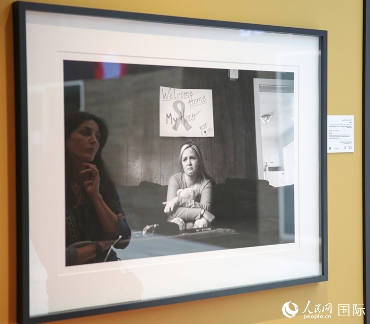 一名觀眾在觀賞攝影作品。人民網(wǎng)塔里克·易卜拉欣攝