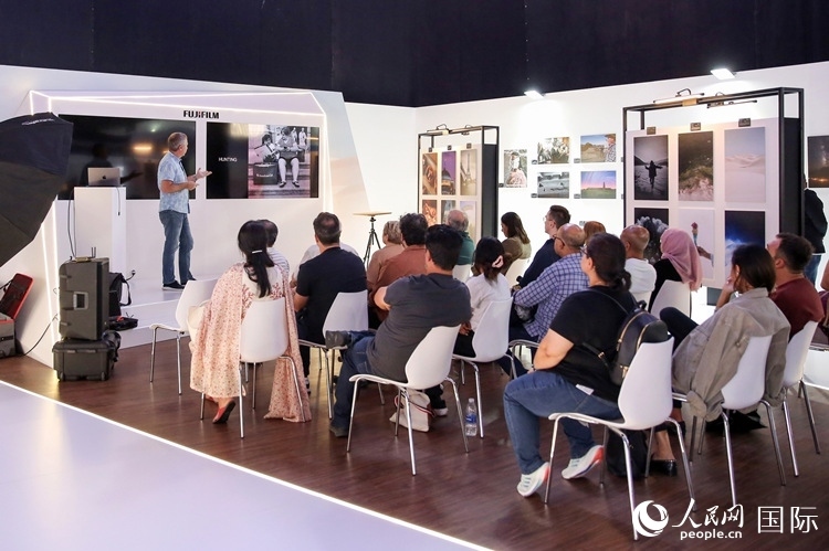 觀眾在參加攝影講座。人民網(wǎng)塔里克·易卜拉欣攝