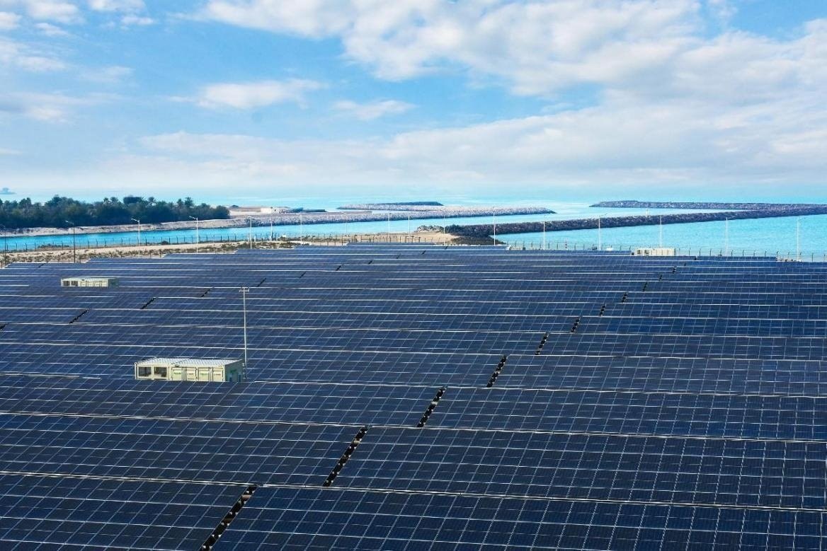 項(xiàng)目廣泛采用光伏補(bǔ)償發(fā)電系統(tǒng)，降低能源消耗。山東電建三公司供圖