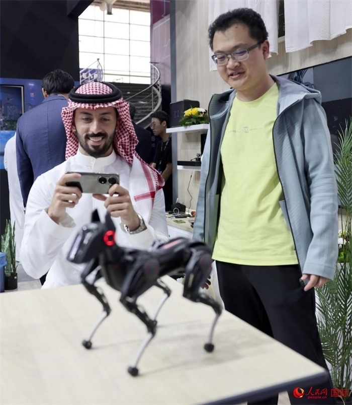 一名觀眾在體驗(yàn)操作機(jī)器狗。人民網(wǎng)記者 管克江攝
