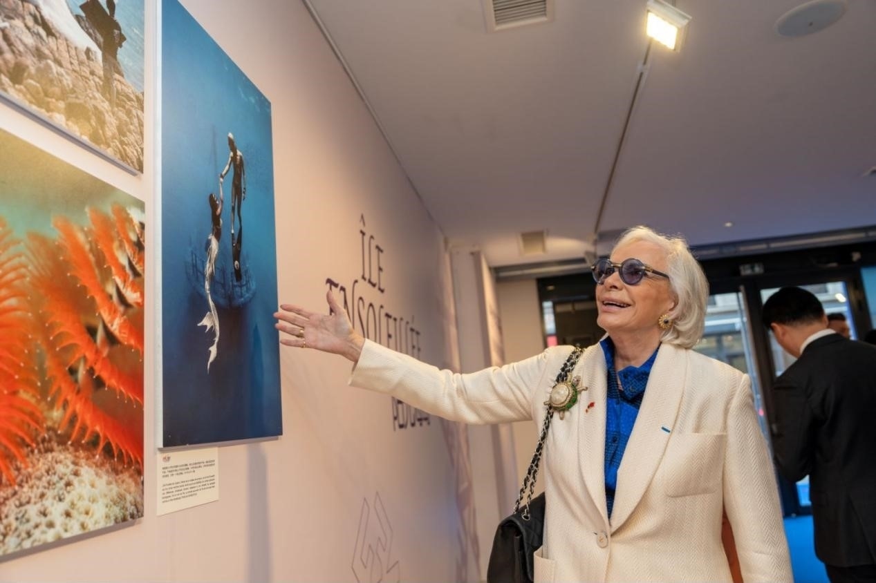 世界旅游組織特別顧問(wèn)瑪麗-皮埃爾·布歇-奧利耶觀看活動(dòng)現(xiàn)場(chǎng)圖片展覽?；顒?dòng)主辦方供圖