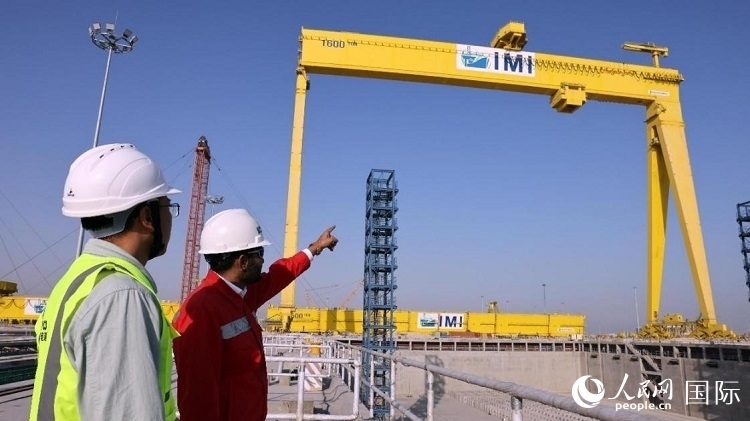 工作人員查看龍門吊情況。人民網(wǎng)記者管克江攝