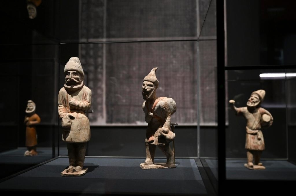 “歷史之遇——中國與西亞古代文明交流展”于1月12日至4月11日在故宮午門正殿展廳舉行。這是展出的陶彩繪人俑（1月10日攝）。新華社記者金良快攝