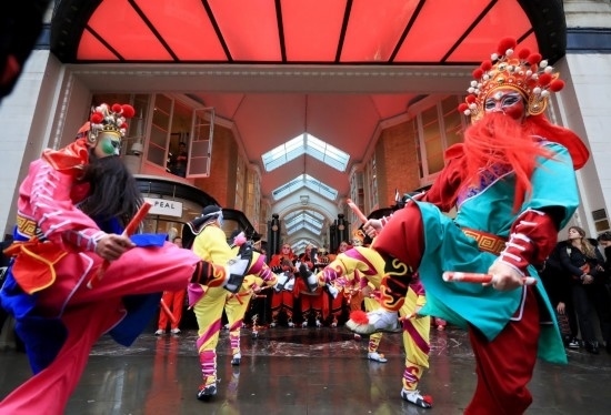  2024年2月10日，來(lái)自廣東普寧的英歌舞團(tuán)演員在英國(guó)倫敦伯靈頓拱廊街表演英歌舞。新華社記者 李穎 攝