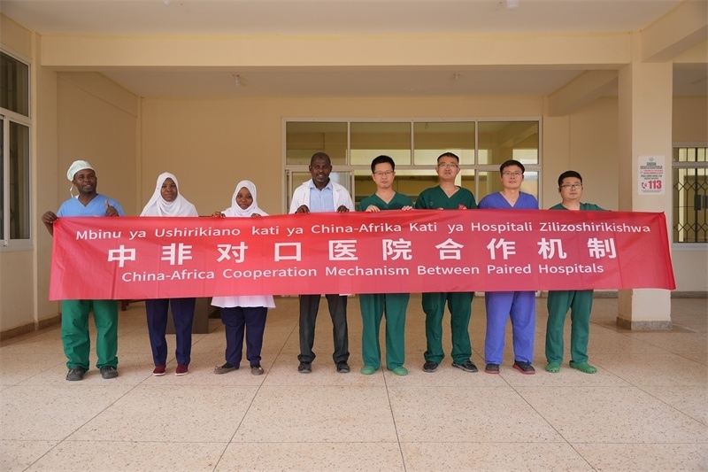 醫(yī)療隊(duì)隊(duì)隊(duì)員和基文吉區(qū)醫(yī)院院長（左四）及醫(yī)護(hù)人員合影。中國援桑醫(yī)療隊(duì)供圖