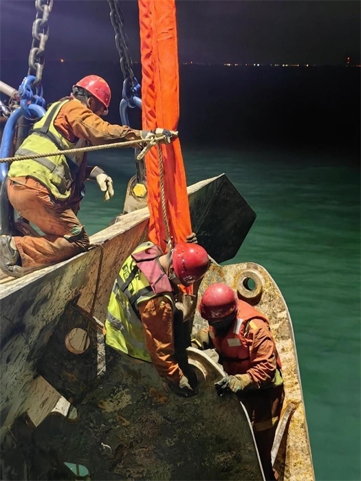 工作人員正在修理橫移錨纜。 “天鯤號”供圖