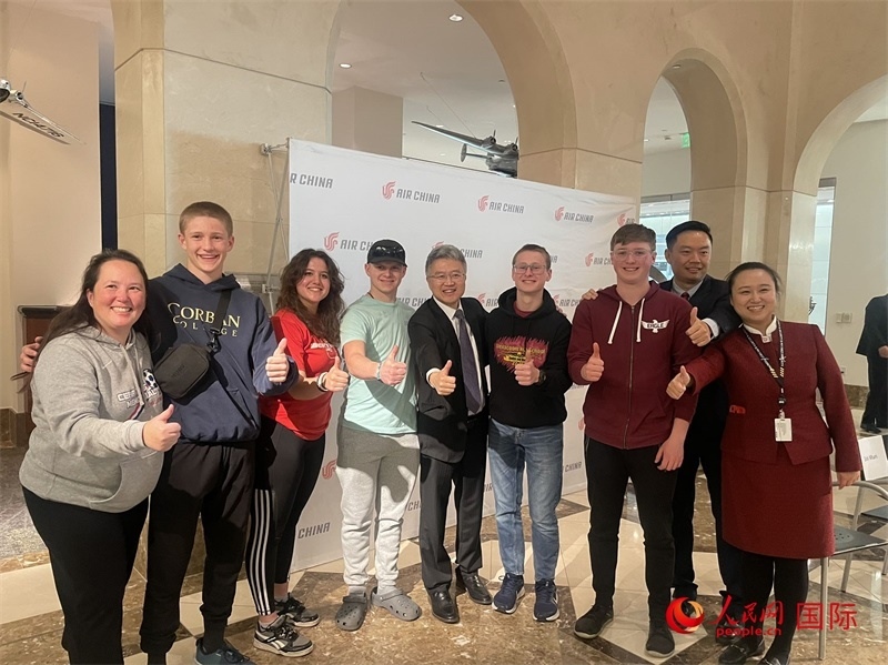 師生們出發(fā)前與國(guó)航工作人員合影留念。人民網(wǎng)記者 鄧圩攝