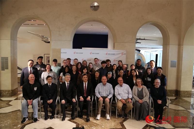 美國(guó)高中學(xué)生交流團(tuán)全體與前來送行的各方代表合影。人民網(wǎng)記者 鄧圩攝