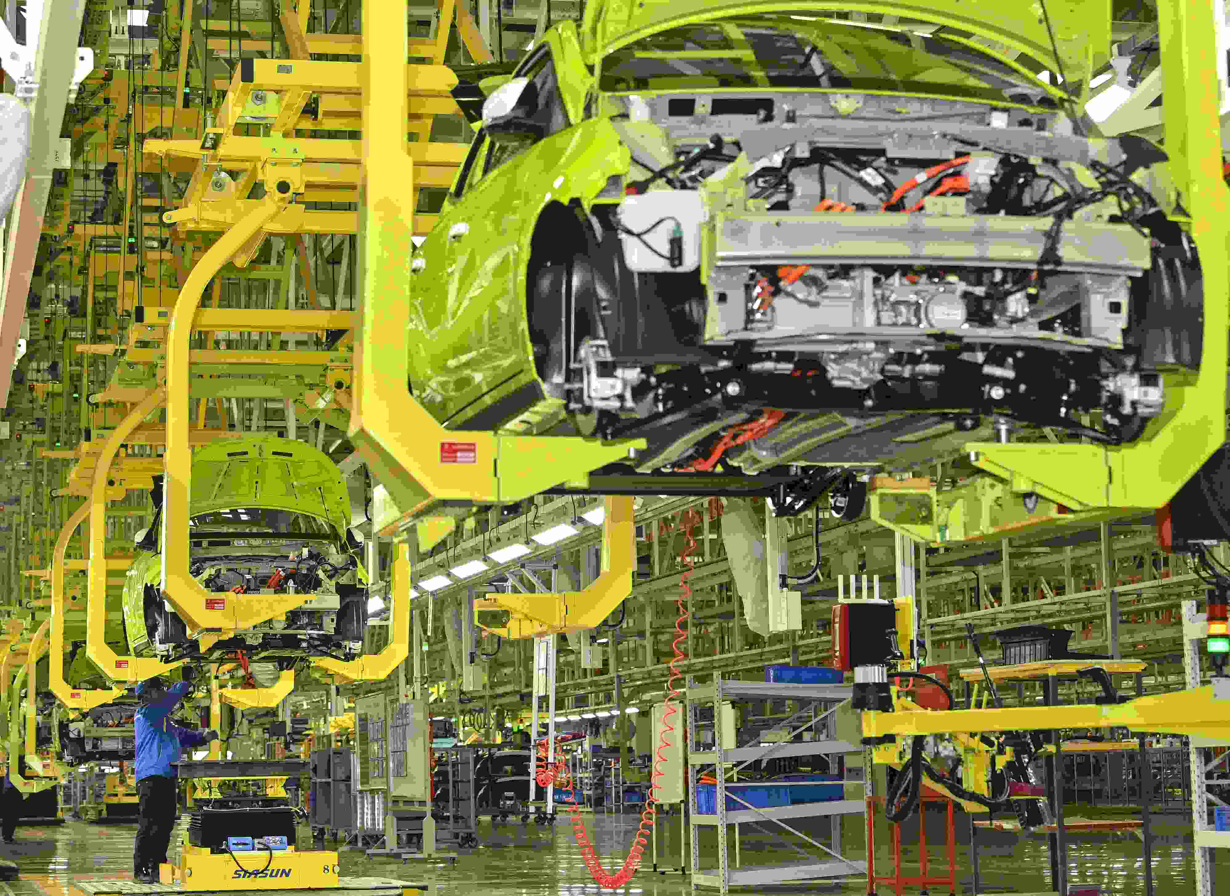 △ 2024年2月27日，一家新能源汽車公司的總裝車間生產(chǎn)線上，工人正在加緊生產(chǎn)趕訂單。