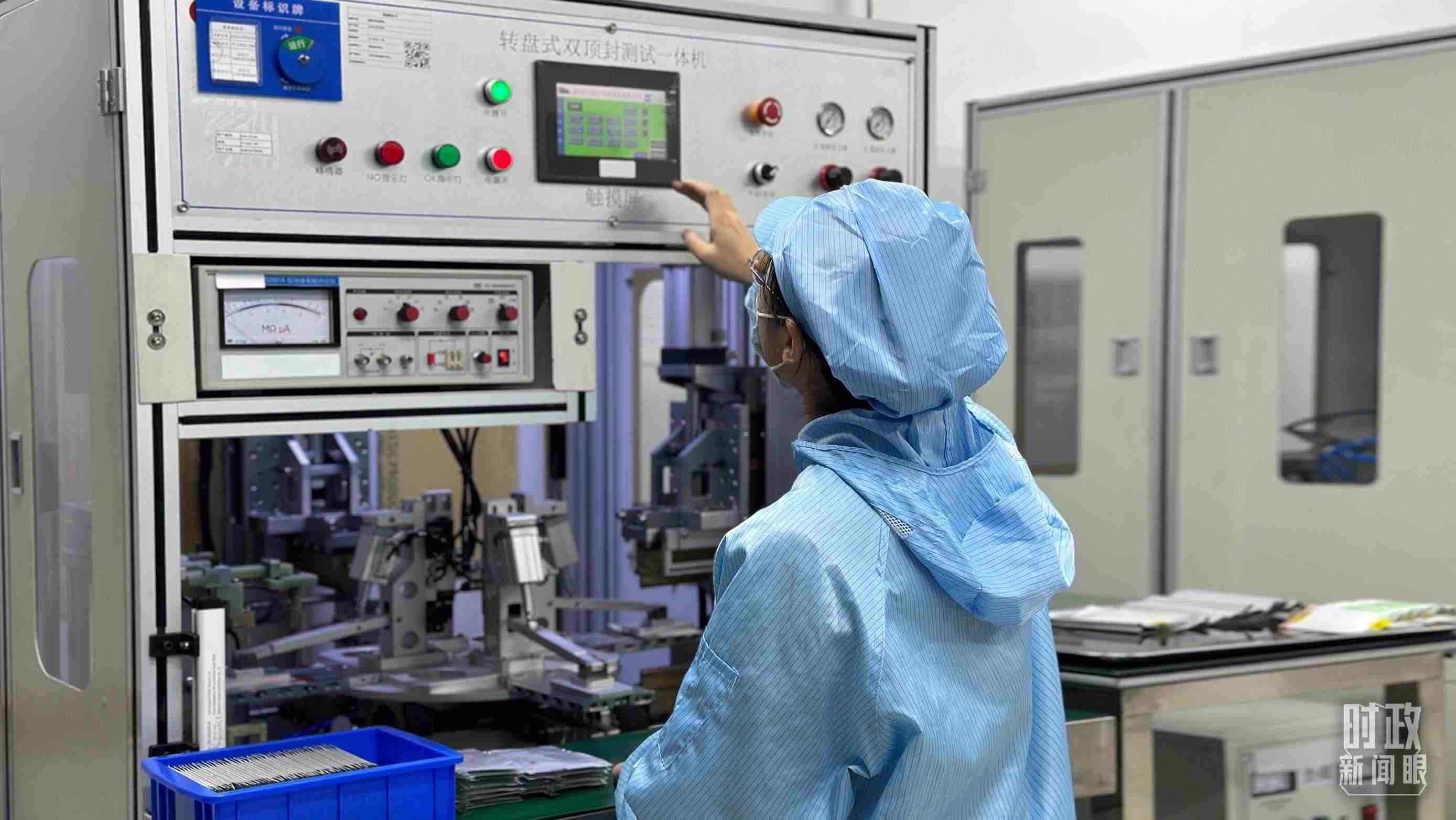 △企業(yè)電池技術(shù)中心內(nèi)，員工正在進(jìn)行電池封裝。（總臺央視記者盧心雨拍攝）