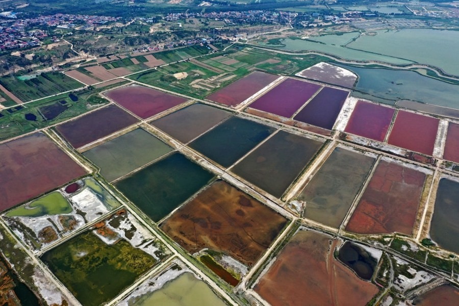 這是2023年7月11日拍攝的山西運(yùn)城鹽湖一角（無人機(jī)照片）。按照“生態(tài)優(yōu)先、保護(hù)為主、適度開發(fā)”的原則，2020年9月，運(yùn)城市全面停止鹽湖范圍內(nèi)的工業(yè)生產(chǎn)活動。近年來，千年鹽湖正在向生態(tài)保護(hù)、風(fēng)貌重塑、產(chǎn)業(yè)轉(zhuǎn)型、全域旅游的“綠色發(fā)展”轉(zhuǎn)變。