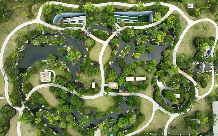 這是2023年6月15日拍攝的以“地上花園+地下治污”設(shè)計(jì)理念建設(shè)的九江市雙溪公園（無人機(jī)照片）。近年來，江西省九江市啟動中心城區(qū)水環(huán)境綜合整治工程，通過地下污水治理、岸線生態(tài)修復(fù)、興建“公園式”污水處理廠、城市智慧管網(wǎng)管控等措施，改善水環(huán)境，城市面貌煥然一新。