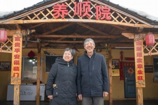 在伊春市友好區(qū)，伊春森工上甘嶺林業(yè)局有限責(zé)任公司溪水林場分公司退休職工劉養(yǎng)順（右）和老伴楊秋娥在自家農(nóng)家院中（3月13日攝）。新華社記者 謝劍飛 攝