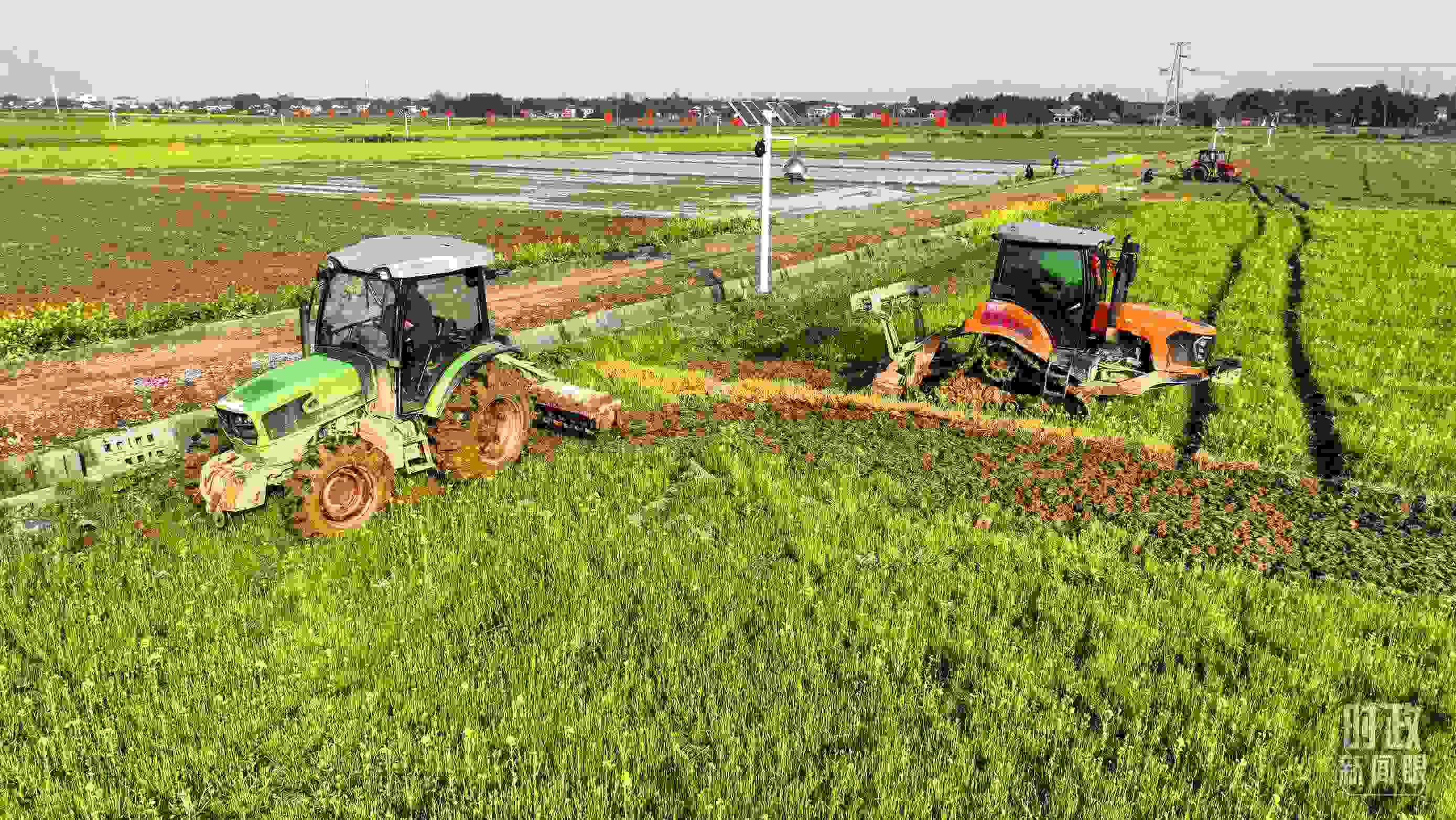 △位于港中坪村的糧食生產(chǎn)萬(wàn)畝綜合示范片區(qū)，春耕備耕生產(chǎn)繁忙。（總臺(tái)央廣記者潘毅拍攝）