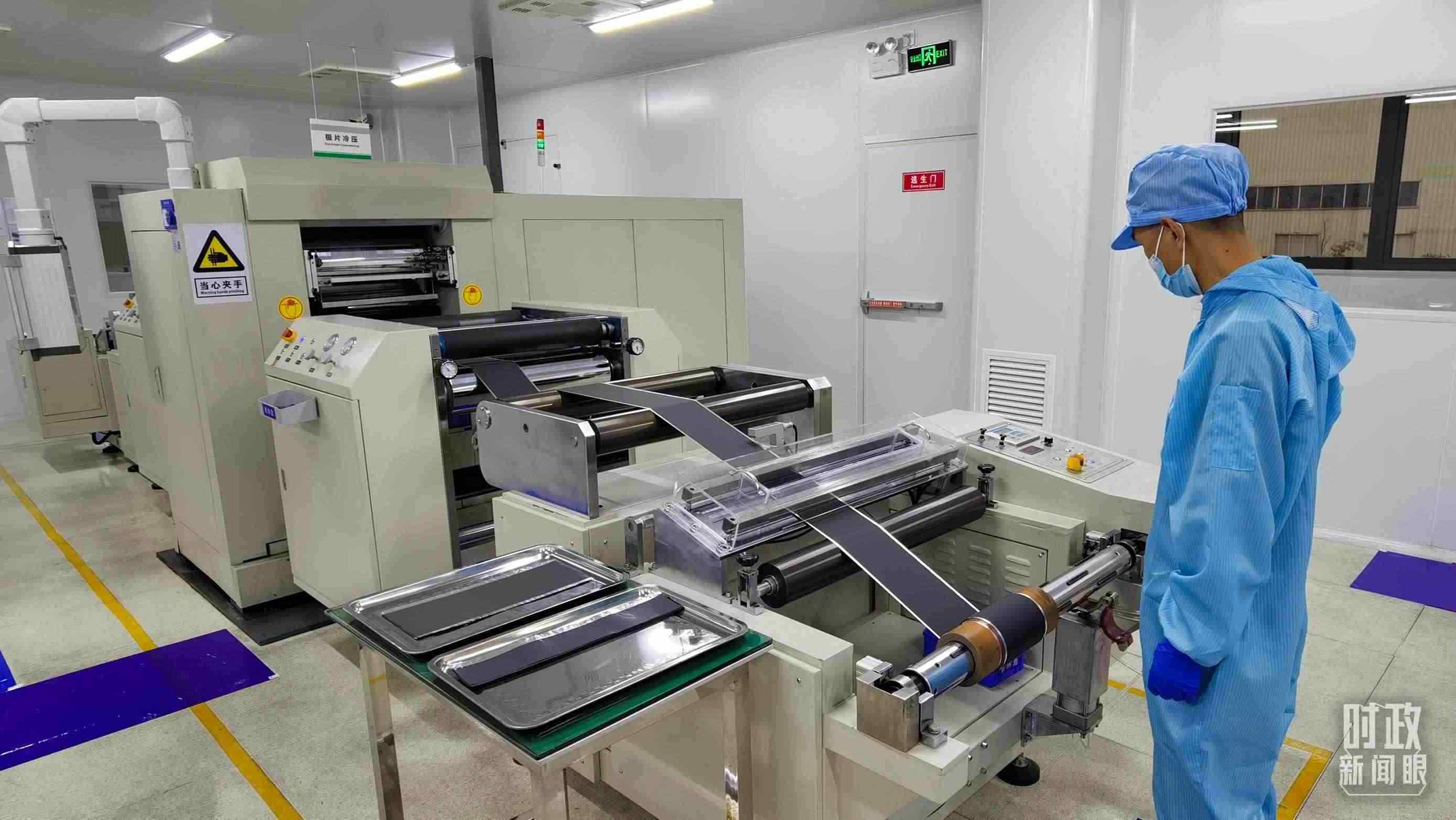 △這是電池生產(chǎn)的極片冷壓操作車(chē)間。（總臺(tái)央視記者郭鴻拍攝）
