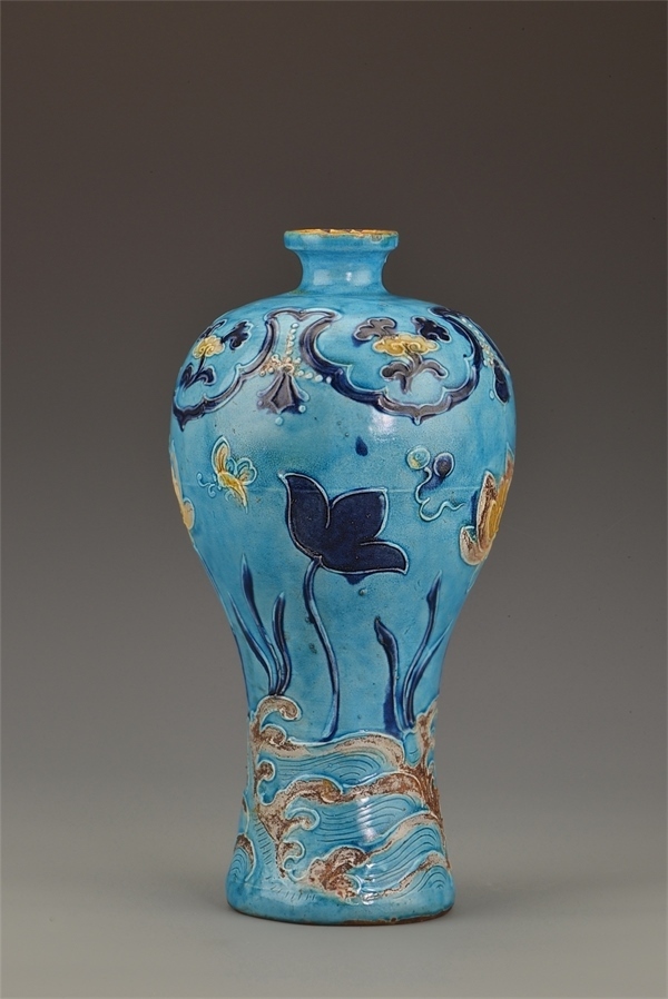 一號(hào)沉船出水的琺華彩蓮紋梅瓶。中國(guó)文物報(bào)社供圖