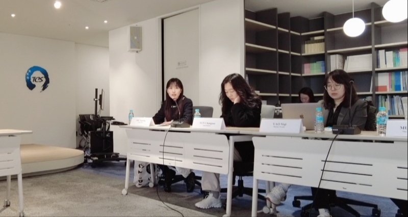 記者（左一）在交流活動(dòng)上，以加強(qiáng)中日韓三國(guó)經(jīng)濟(jì)合作、增進(jìn)三國(guó)民眾相互理解為主題發(fā)表演講。權(quán)小星攝